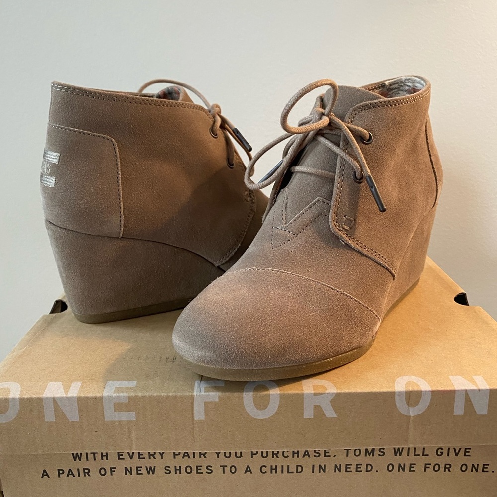 NWB -TOMS Lace-Up Wedge Booties Desert Sand sz 7